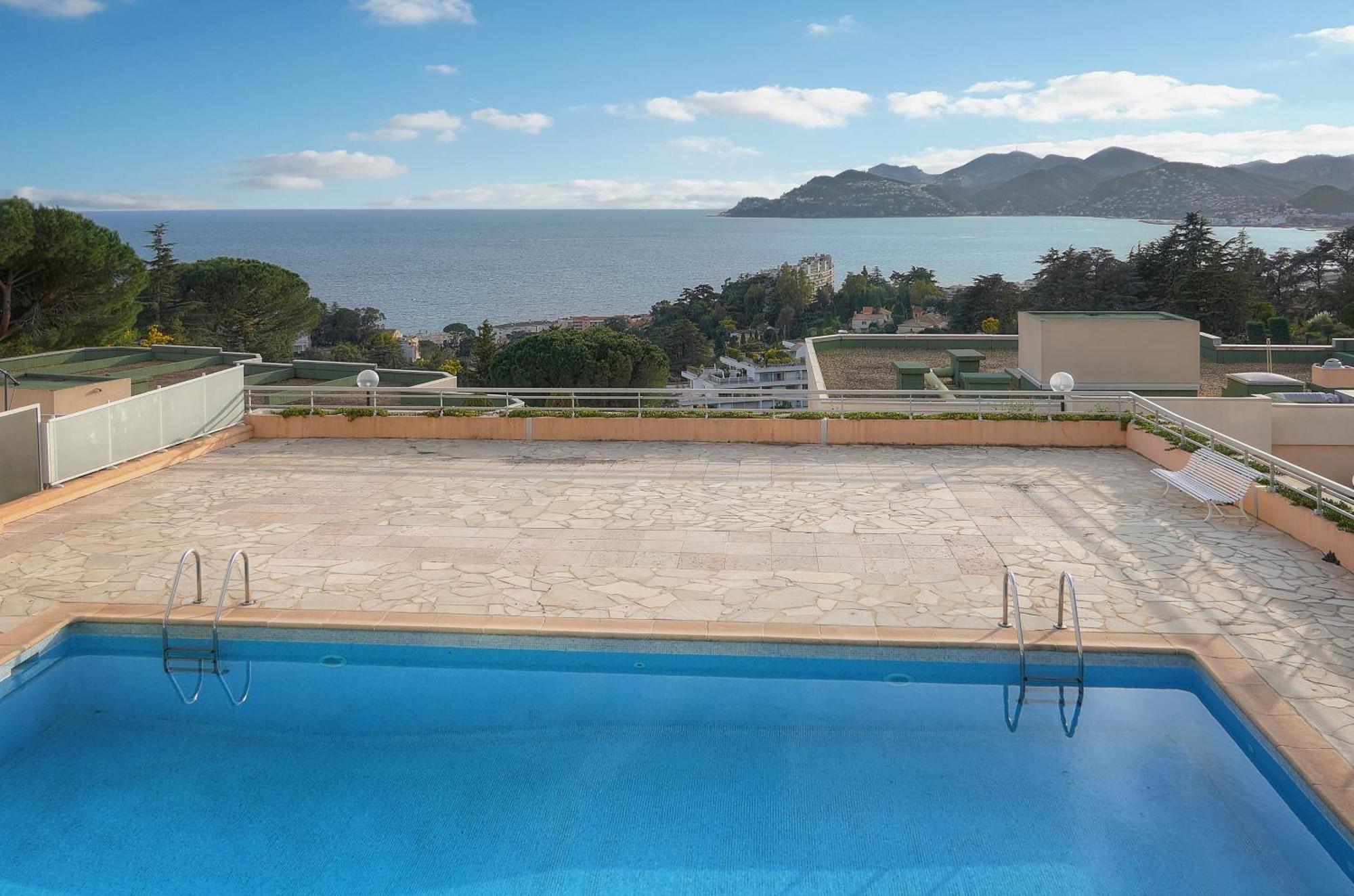 Aure-parking-piscine-terrasse-vca Cannes